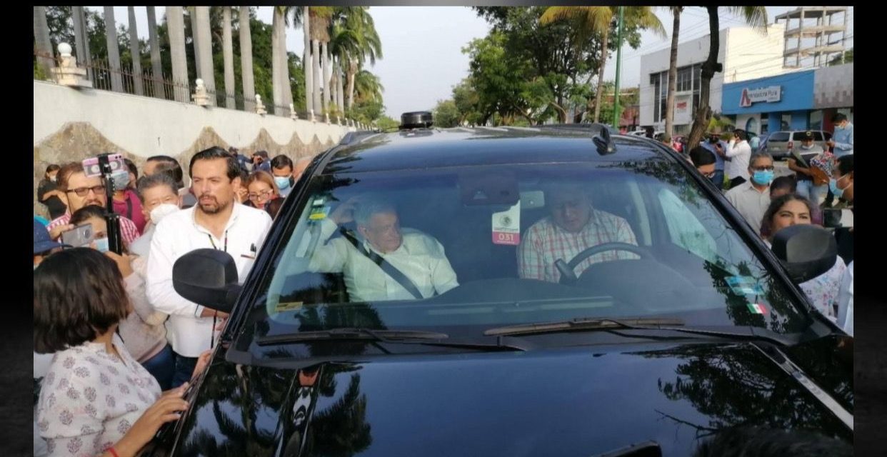 LA PROTESTA Y LA CONTRA PROTESTA DE ANDRÉS MANUEL LÓPEZ OBRADOR, MAESTROS IMPIDEN BLOQUEANDO SU PASO PARA ACUDIR A MAÑANERA Y EL ASEGURA QUE NO CEDERÁ A CHANTAJES