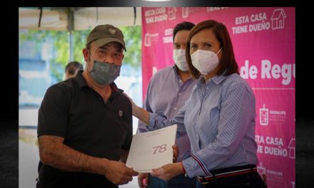 CRISTINA DÍAZ DA SEGURIDAD A 63 FAMILIAS GUADALUPENSES OTORGÁNDOLES ESCRITURAS DE SUS TERRENOS <br>