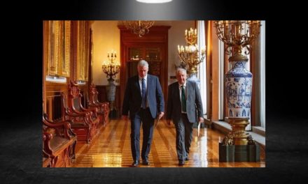 SE REÚNEN AMLO Y DÍAZ-CANEL DURANTE FESTEJO DE INDEPENDENCIA EN MÉXICO<br>