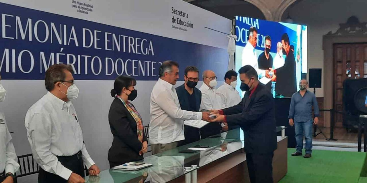 ENTREGA JAIME RODRÍGUEZ PREMIO AL MÉRITO DOCENTE 2021 <br>