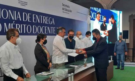 ENTREGA JAIME RODRÍGUEZ PREMIO AL MÉRITO DOCENTE 2021 <br>