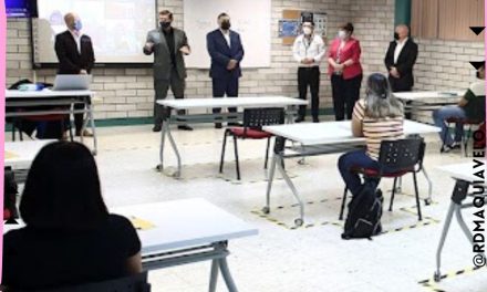 REGRESAN UNIVERSITARIOS A LAS AULAS; RECTOR LES DA LA BIENVENIDA