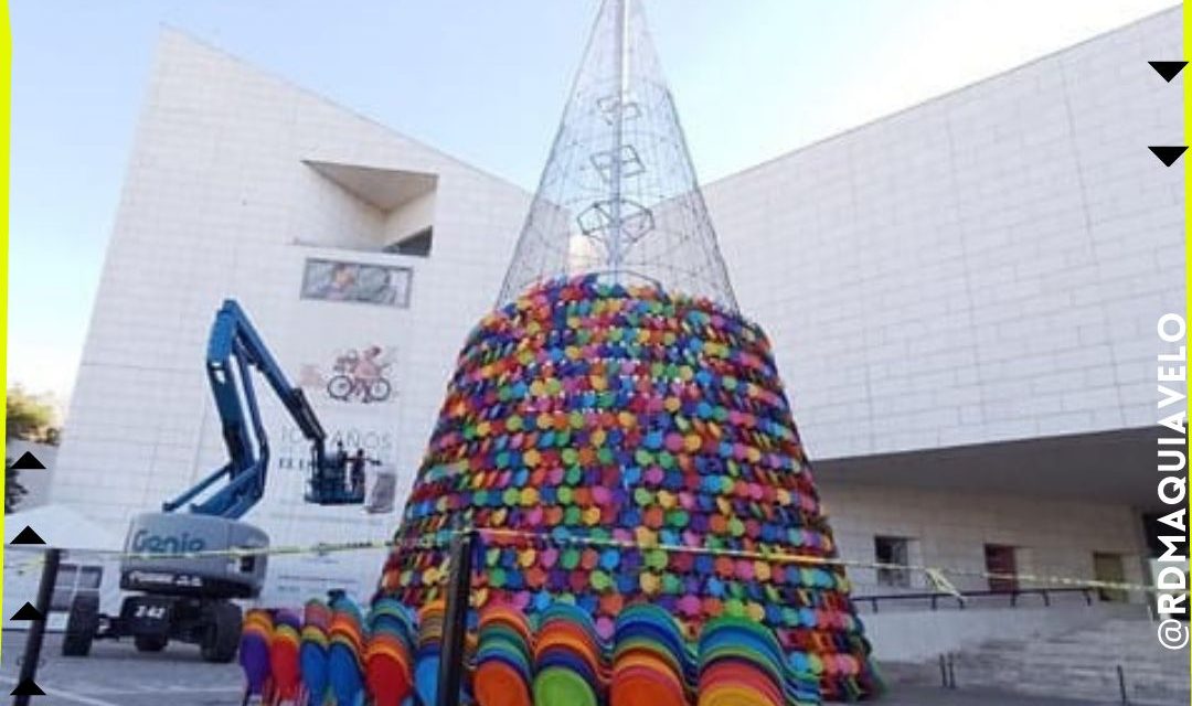 INSTALAN, AFUERA DEL MUSEO HISTORIA MEXICANA, EL GRAN PINO CREADO POR SILLAS INFANTILES