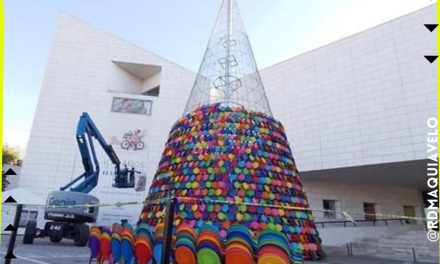 INSTALAN, AFUERA DEL MUSEO HISTORIA MEXICANA, EL GRAN PINO CREADO POR SILLAS INFANTILES