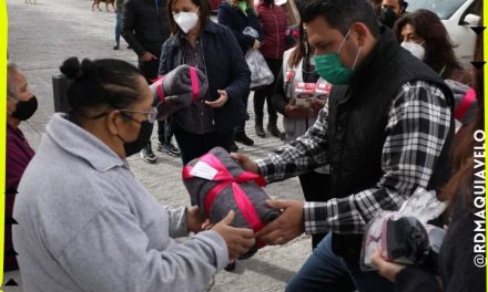 FAMILIAS DE GUADALUPE RECIBEN COBIJAS PARA PROTEGERSE DE ESTE FRENTE FRÍO