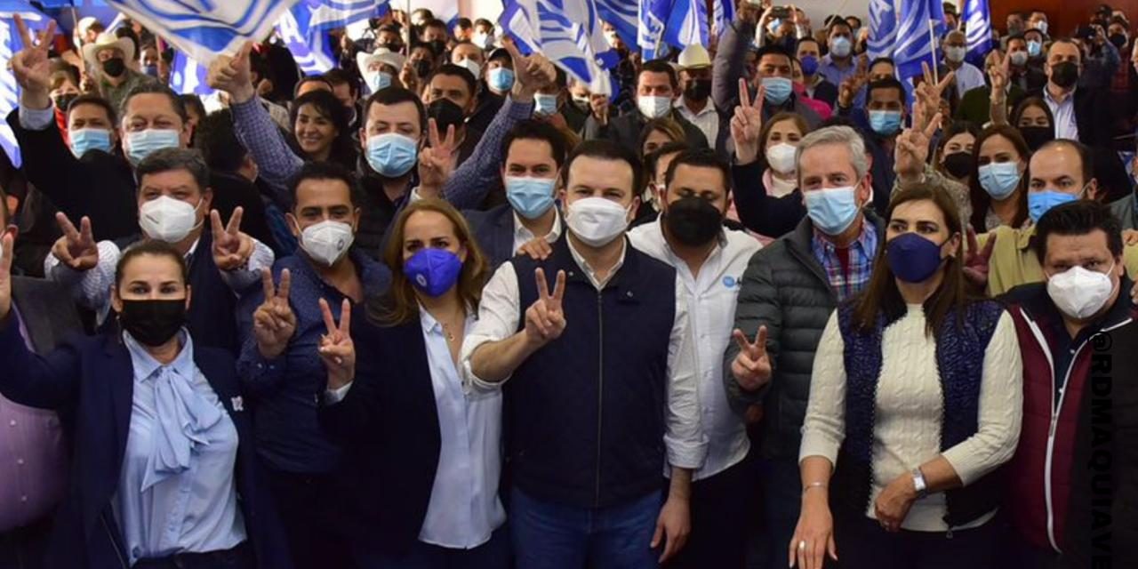 PANISTAS RECIBEN EN SU CASA AL PRIISTA ESTEBAN VILLEGAS