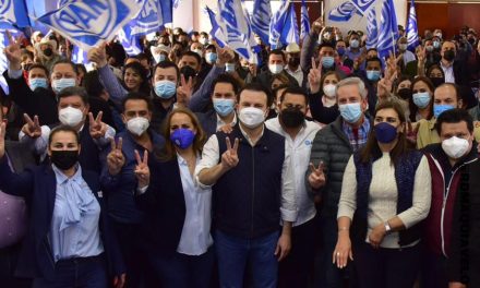 PANISTAS RECIBEN EN SU CASA AL PRIISTA ESTEBAN VILLEGAS