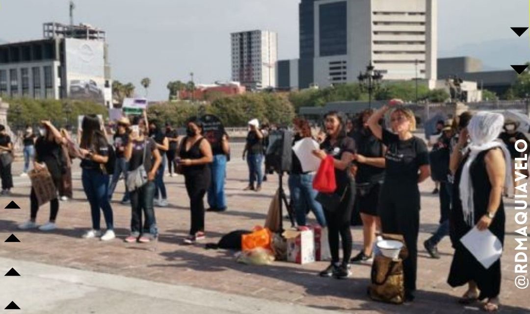 SIGUEN LAS PROTESTAS AFUERA DE PALACIO DE GOBIERNO EXIGIENDO JUSTICIA POR LOS FEMINICIDIOS