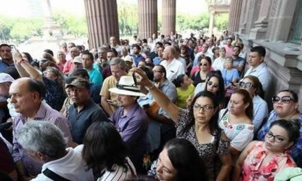 EXIGEN MAESTROS MAYORES PRESTACIONES FRENTE A PALACIO DE GOBIERNO