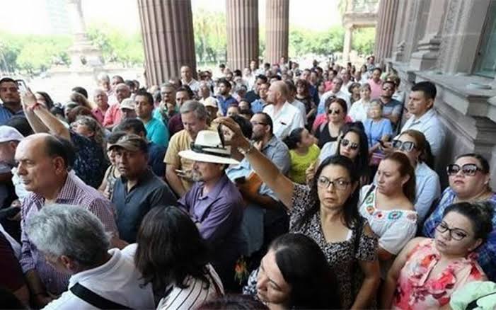 EXIGEN MAESTROS MAYORES PRESTACIONES FRENTE A PALACIO DE GOBIERNO