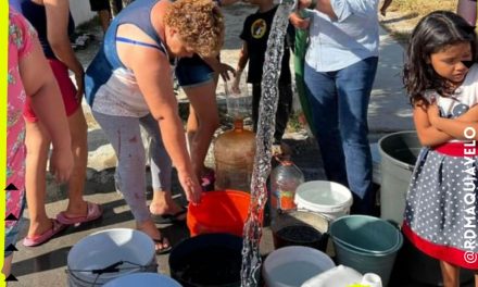 GRUPO LA LEYENDA Y ELÍSEO ROBLES JR. DONAN UNA PIPA DE AGUA A VECINOS DE GARCÍA NUEVO LEÓN