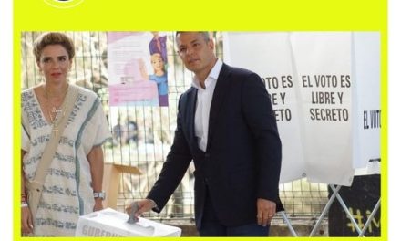 ALEJANDRO MURAT, GOBERNADOR DE OAXACA Y SU ESPOSA ACUDEN A VOTAR