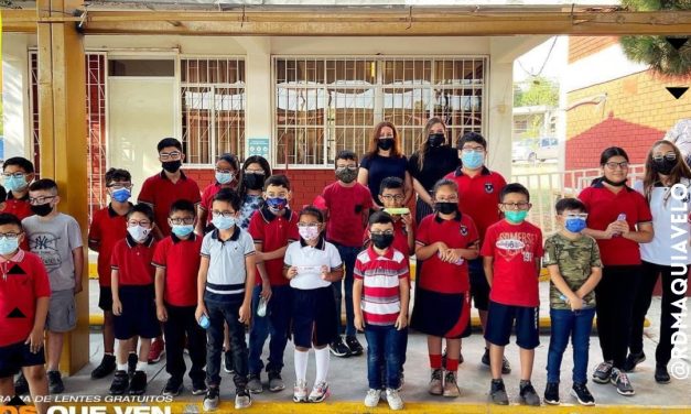 DIPUTADA LOCAL REALIZA ENTREGA DE LENTES PARA NIÑOS DE PRIMARIA DE APODACA