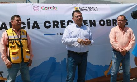 INSTALA ALCALDE CARLOS GUEVARA LUMINARIAS EN AVENIDA JUÁREZ