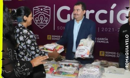 CONTINÚA CARLOS GUEVARA GARZA CON EL REPARTO DE ÚTILES ESCOLARES EN APOYO A LAS FAMILIAS DE GARCÍA