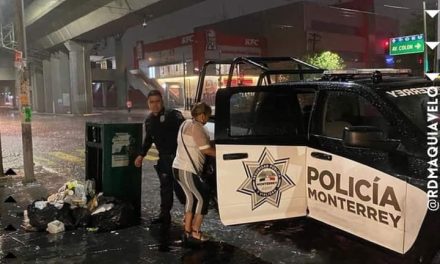 POLICÍAS APOYAN A LA CIUDADANÍA ANTE CRISIS DEL TRANSPORTE PÚBLICO Y FUERTES LLUVIAS