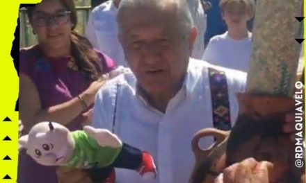 ¡CUAL ROCKSTAR! RECIBEN A AMLO LANZÁNDOLE UN DOCTOR SIMI