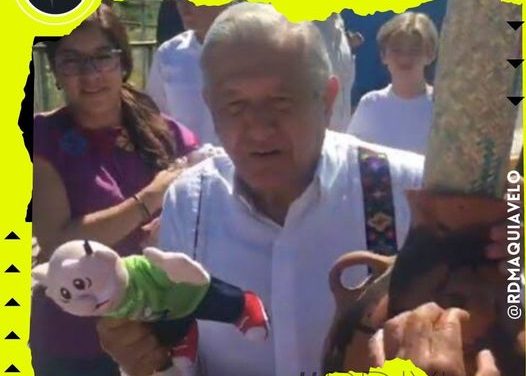 ¡CUAL ROCKSTAR! RECIBEN A AMLO LANZÁNDOLE UN DOCTOR SIMI