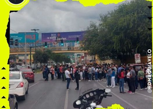 BLOQUEAN NORMALISTAS AVENIDA VENUSTIANO CARRANZA EXIGEN SEGURIDAD