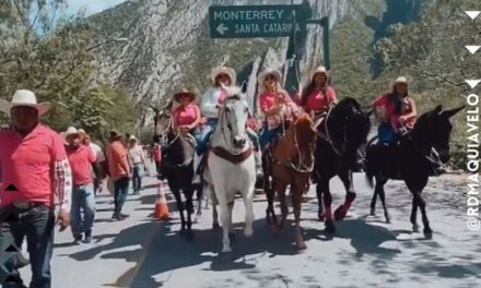 SANTA CATARINA SE PINTA DE ROSA CON CABALGATA DE PREVENCIÓN CONTRA EL CÁNCER DE MAMA