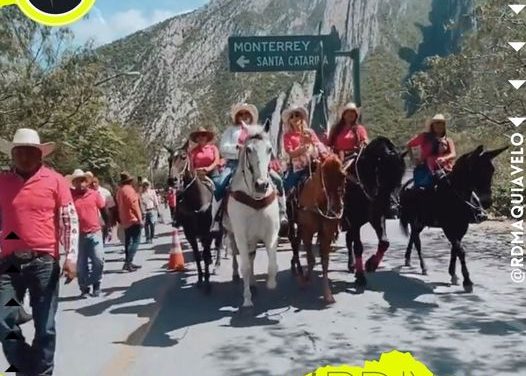 SANTA CATARINA SE PINTA DE ROSA CON CABALGATA DE PREVENCIÓN CONTRA EL CÁNCER DE MAMA