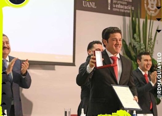GALARDONA UANL A SAMUEL GARCÍA CON MEDALLA AL MÉRITO CIUDADANO