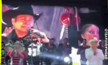 SE ENTERAN LOS TIGRES DEL NORTE DEL FALLECIMIENTO DE SU MAMÁ EN PLENO ESCENARIO