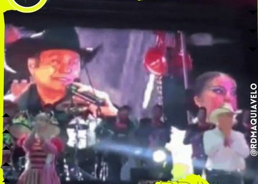 SE ENTERAN LOS TIGRES DEL NORTE DEL FALLECIMIENTO DE SU MAMÁ EN PLENO ESCENARIO