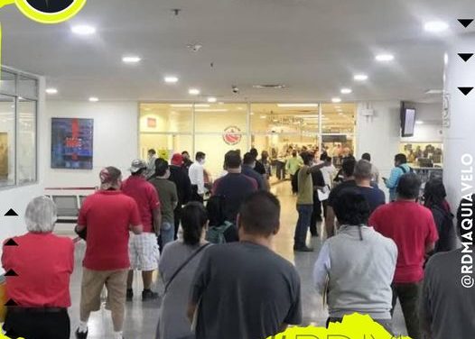 SIN IMPORTAR FILAS DE ESPERA, CIUDADANOS BUSCAN CUMPLIR CON TRÁMITE DE NUEVAS PLACAS