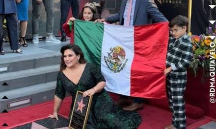 UNA MUJER MÁS PONIENDO EL NOMBRE DE MÉXICO EN LO MÁS ALTO