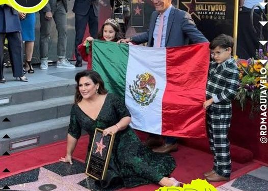 UNA MUJER MÁS PONIENDO EL NOMBRE DE MÉXICO EN LO MÁS ALTO