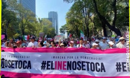 CIUDADANOS Y FUNCIONARIOS POLÍTICOS UNIDOS MARCHANDO CONTRA REFORMA ELECTORAL DE AMLO