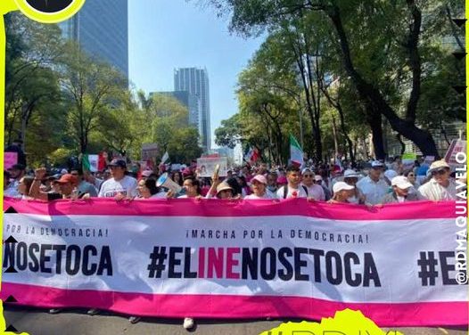 CIUDADANOS Y FUNCIONARIOS POLÍTICOS UNIDOS MARCHANDO CONTRA REFORMA ELECTORAL DE AMLO