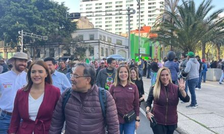 Gloria Treviño CAMINA EN LA MARCHA DE Andrés Manuel López Obrador