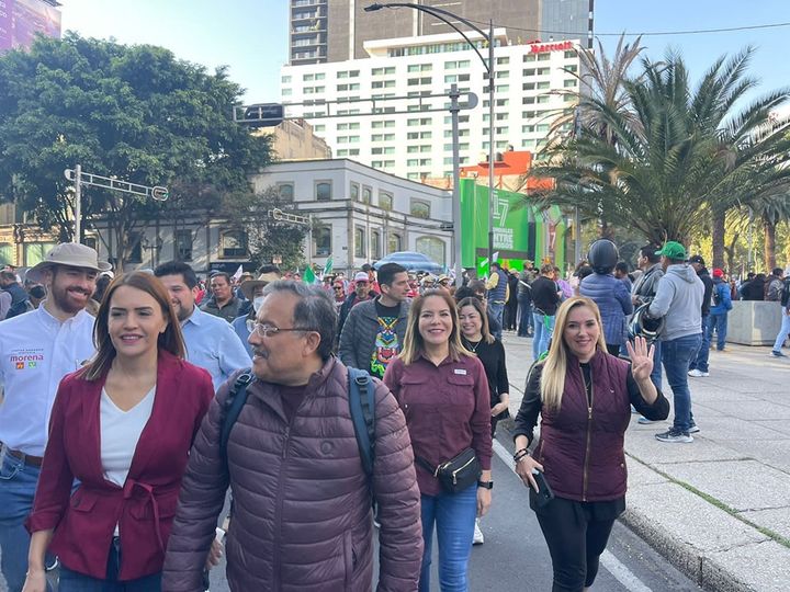 Gloria Treviño CAMINA EN LA MARCHA DE Andrés Manuel López Obrador