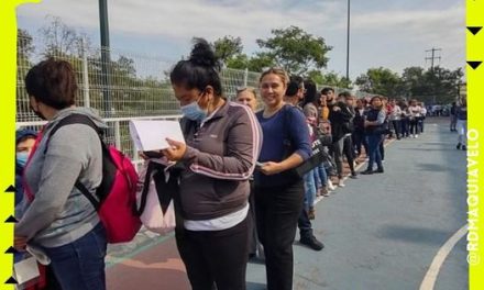 SE FORMAN LARGAS FILAS EN EL PALACIO FEDERAL EN GUADALUPE POR ESPERA DE LA BECA BENITO JUÁREZ