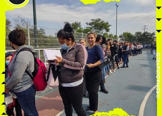 SE FORMAN LARGAS FILAS EN EL PALACIO FEDERAL EN GUADALUPE POR ESPERA DE LA BECA BENITO JUÁREZ