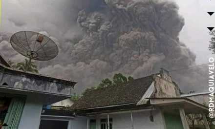 VOLCÁN DE INDONESIA SE ACTIVA Y EVACUAN A PUEBLOS COLINDANTES