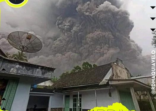 VOLCÁN DE INDONESIA SE ACTIVA Y EVACUAN A PUEBLOS COLINDANTES