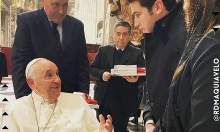 EN SU VIAJE AL VATICANO, SAMUEL GARCÍA RECIBE LA BENDICIÓN DEL PAPA FRANCISCO PARA SU PRÓXIMA BEBÉ Y PARA NUEVO LEÓN