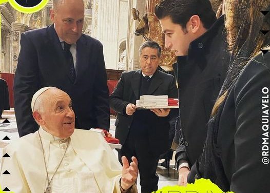 EN SU VIAJE AL VATICANO, SAMUEL GARCÍA RECIBE LA BENDICIÓN DEL PAPA FRANCISCO PARA SU PRÓXIMA BEBÉ Y PARA NUEVO LEÓN