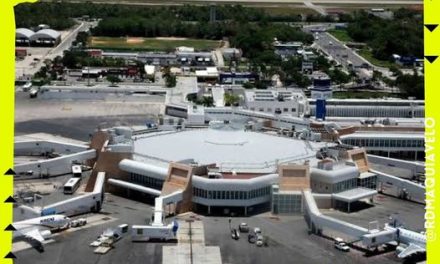 DEBIDO AL TRÁFICO, TURISTAS DECIDEN CAMINAR PARA LLEGAR AL AEROPUERTO DE CANCÚN