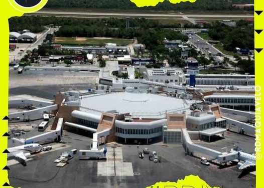 DEBIDO AL TRÁFICO, TURISTAS DECIDEN CAMINAR PARA LLEGAR AL AEROPUERTO DE CANCÚN