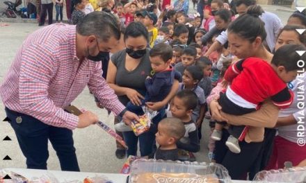 CARLOS RODRÍGUEZ “EL CUATE” LLEVA ALEGRÍA A LAS Y LOS NIÑOS DE CADEREYTA