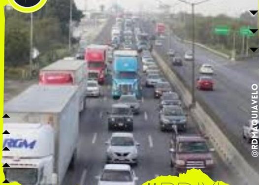 LA CARRETERA PARA CRUZAR HACIA LAREDO SE COLAPSA