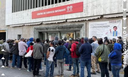 A SOLO DOS DÍAS DEL VENCIMIENTO PARA CAMBIAR A PESOS EL PAGO DE INFONAVIT SE HACEN LARGAS FILAS A LAS AFUERAS DEL INSTITUTO