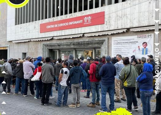 A SOLO DOS DÍAS DEL VENCIMIENTO PARA CAMBIAR A PESOS EL PAGO DE INFONAVIT SE HACEN LARGAS FILAS A LAS AFUERAS DEL INSTITUTO