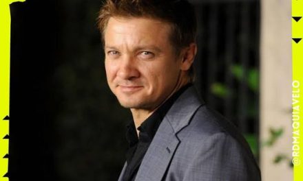 DESPUÉS DE SUFRIR GRAVE ACCIDENTE, REAPARECIÓ JEREMY RENNER