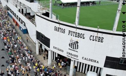 DESPIDEN A PELÉ COMO LOS GRANDES EN LA CANCHA DEL SANTOS DE BRASIL