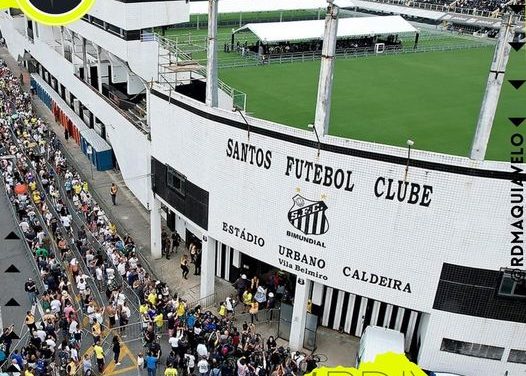 DESPIDEN A PELÉ COMO LOS GRANDES EN LA CANCHA DEL SANTOS DE BRASIL